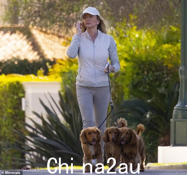 Michelle Mone 和她的丈夫在葡萄牙度过了一个奢侈的假期,遛着她的三只狗