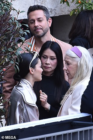 好朋友:Helen、Rachel、Lucy 和 Zachary 在离开前被发现在一群人中讲话