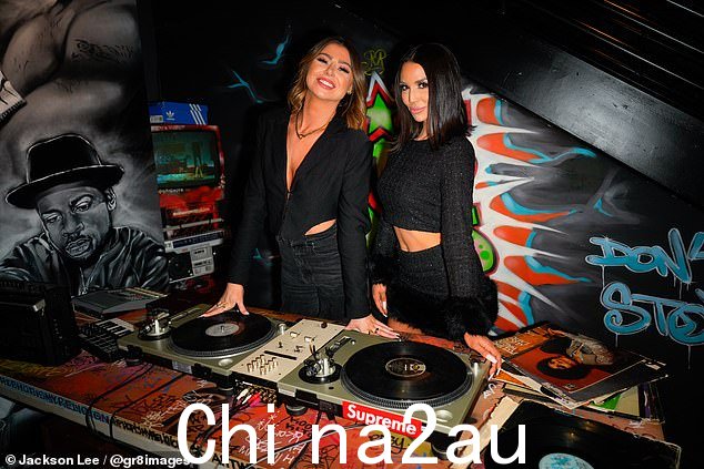 混合!女士们在 DJ 台后面摆姿势