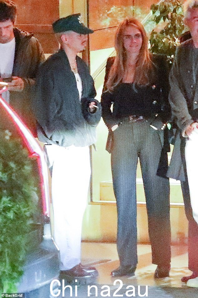 悠闲自在:Cara Delevingne 在周三与朋友的深夜约会时展现了悠闲自在的身材
