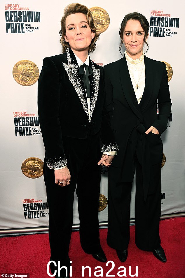 权力夫妇:Brandi Carlile 和她的妻子 Catherine Shepherd 在 7 天内筹集了超过 300,000 美元,以帮助受 2 月 6 日叙利亚和土耳其地震影响的人们;见周三