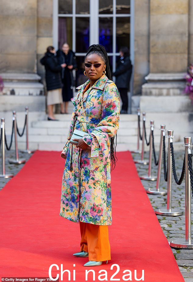 Floral:Tenicka 身穿花卉印花外套、橙色长裤、Roger Vivier 鞋和手袋,显得优雅