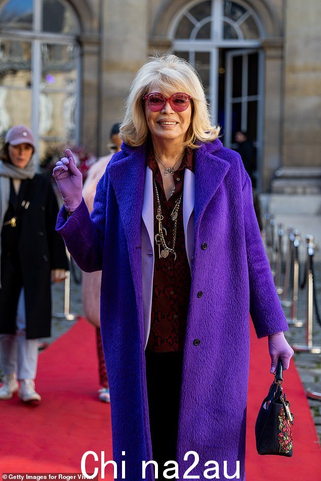 吸睛:Amanda Lear 也以吸睛的紫色外套、粉红色太阳镜和 Roger Vivier 包包引人注目