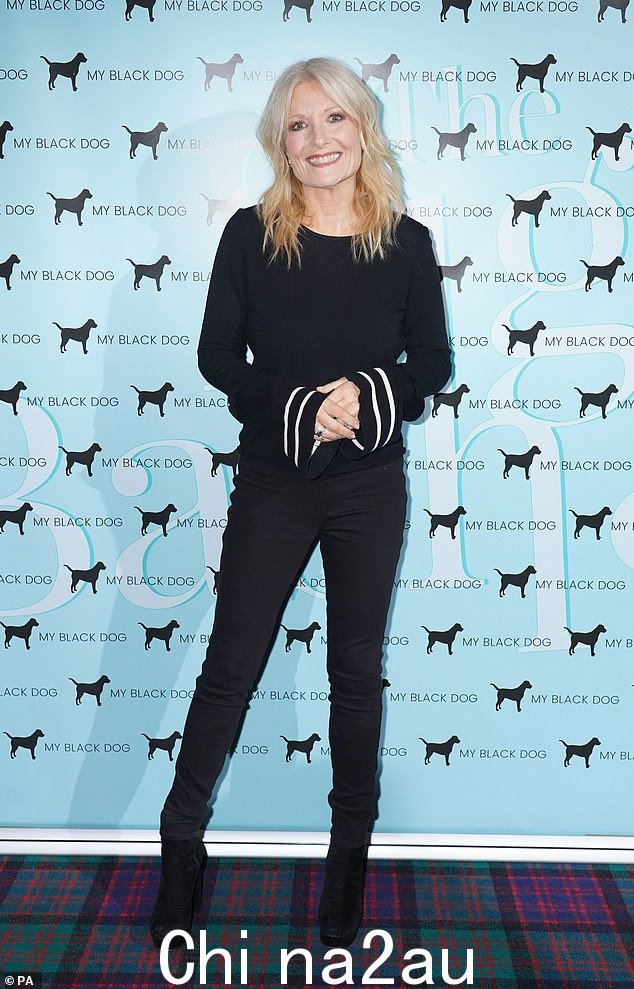 悠闲:Gaby Roslin 也出席了活动,他选择了一件带有条纹袖子的黑色套头衫和配套紧身牛仔裤的休闲装