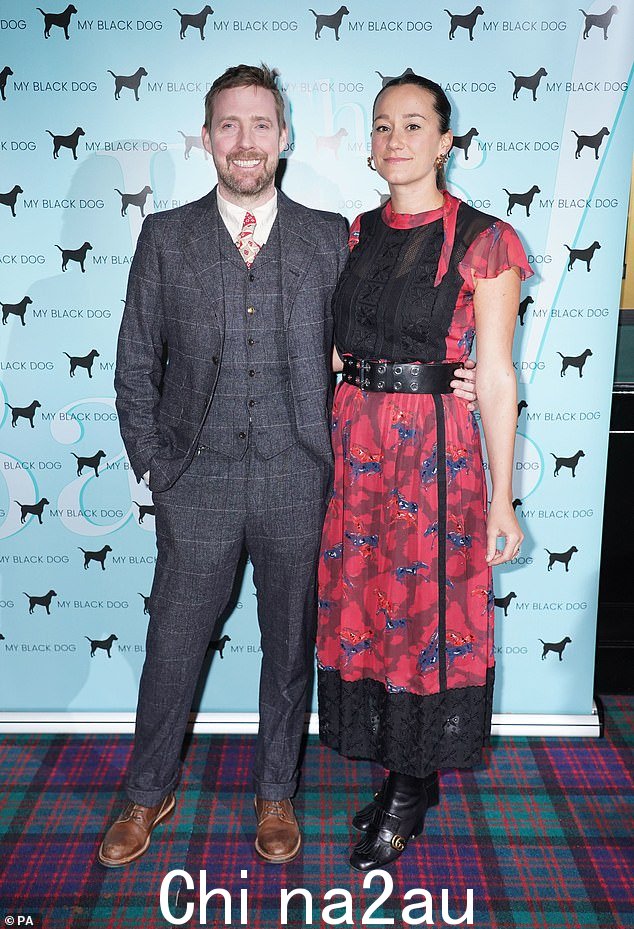 夫妇:Kaiser Chiefs 明星 Ricky Wilson 和他的妻子 Grace Zito 一起出席活动时身着深灰色三件套,看起来很整洁