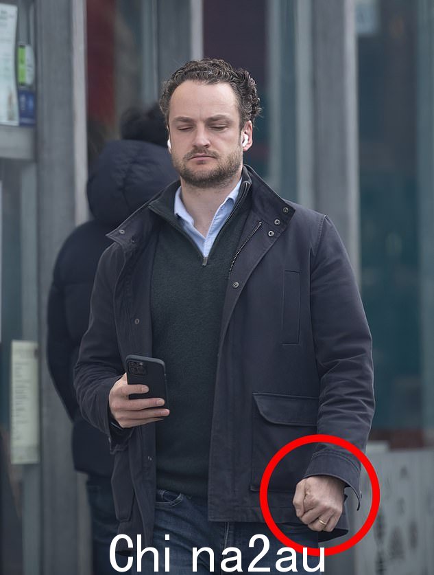 响铃:Farzad 的丈夫 James Maizels 周四在伦敦被拍到——这是他妻子与已婚联合主演 Andrew Buchan 的“婚外情”曝光后的第一次曝光