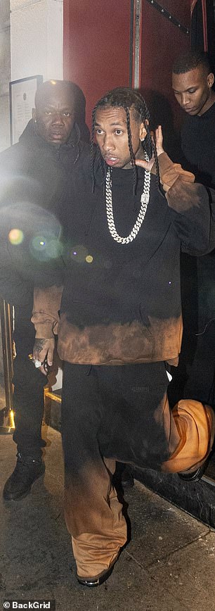 Bling bling:他在外观上添加了一条耀眼的镶钻链条和一个相配的戒指