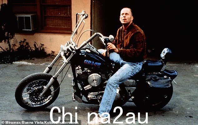 动作:布鲁斯威利斯在 1994 年昆汀塔伦蒂诺电影《低俗小说》中大放异彩
