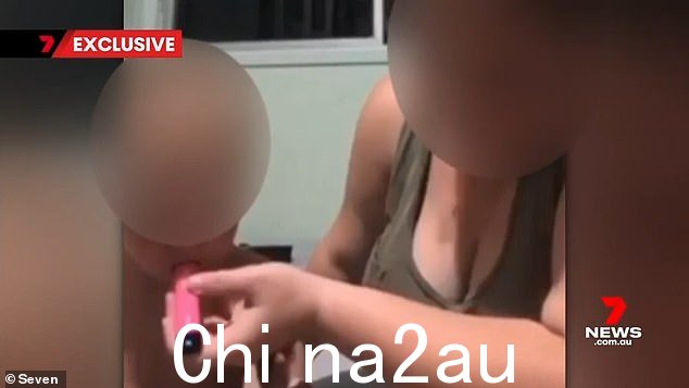 一名 16 岁的昆士兰人因一段视频被曝光，视频显示她强迫她一岁的妹妹吸食尼古丁电子烟（如图）