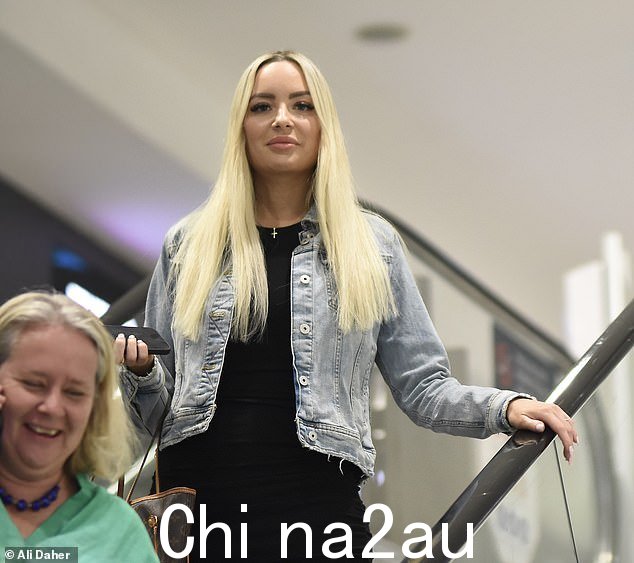 Melinda,33 岁,选择了稍微不那么随意的造型,搭配 l小黑裙配牛仔夹克