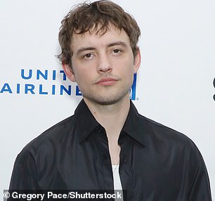 Josh Whitehouse 扮演'火热'的贝斯手 Eddie Roundtree