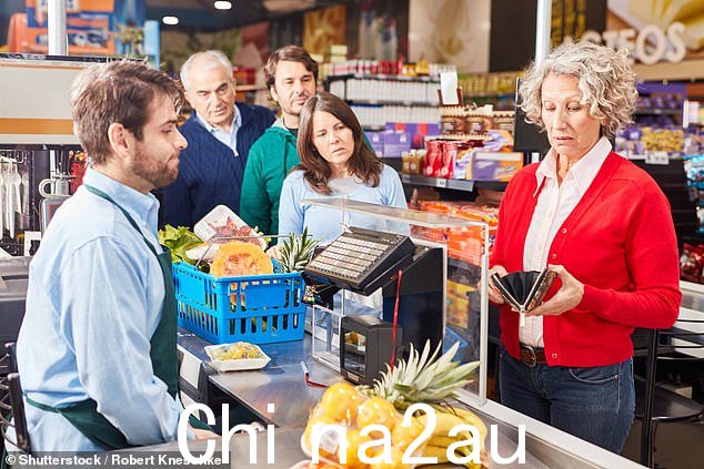 一名英国妇女透露,在她因一名超市助理的行为大喊大叫后,她感觉“非常糟糕”——让他泪流满面(库存图片)