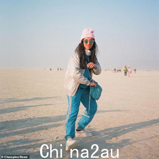 Caillet 女士在纽约、布里斯托尔和伊维萨岛的不同时间过着富豪生活(据称是在内华达州的火人节上拍摄的)