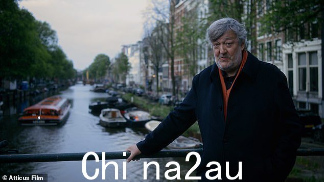 Stephen Fry 在阿姆斯特丹参加第 4 频道的 Willem & Frieda - Defying The Nazis,讲述了荷兰抵抗组织者的故事