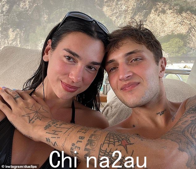 前夫妇:制作人之前与流行歌手 Dua Lipa 约会了两年,然后于 2021 年 12 月宣布分手