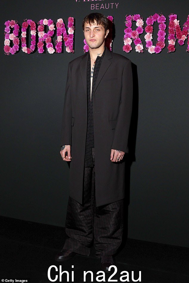 全黑合奏:模特在庆祝 Valentino Donna 香水 Born In Roma Intense