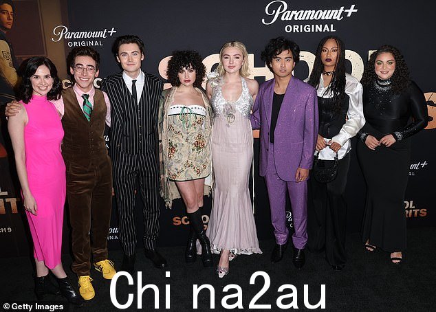 依偎在一起:RaeAnne Boon、Nick Pugliese、Spencer MacPherson、Sarah Yarkin、Peyton List、Kristian Flores、Rainbow Wedell 和 Kiara Pichardo