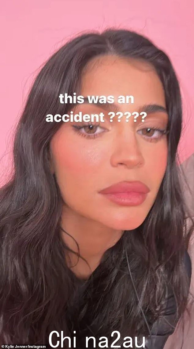案例分析:Kylie Jenner 也卷入了这场不和,因为一些粉丝认为她在分享一张自拍时嘲笑了 Gomez 浓密的眉毛,写着“这是一场意外????”随后是她和海莉眉毛的截图