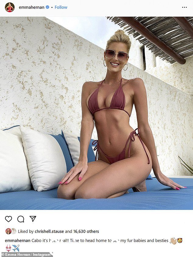 比基尼宝贝:Emma 穿上了许多不同的比基尼,包括紫红色、绿色和粉色两件套,因为她享受热带度假