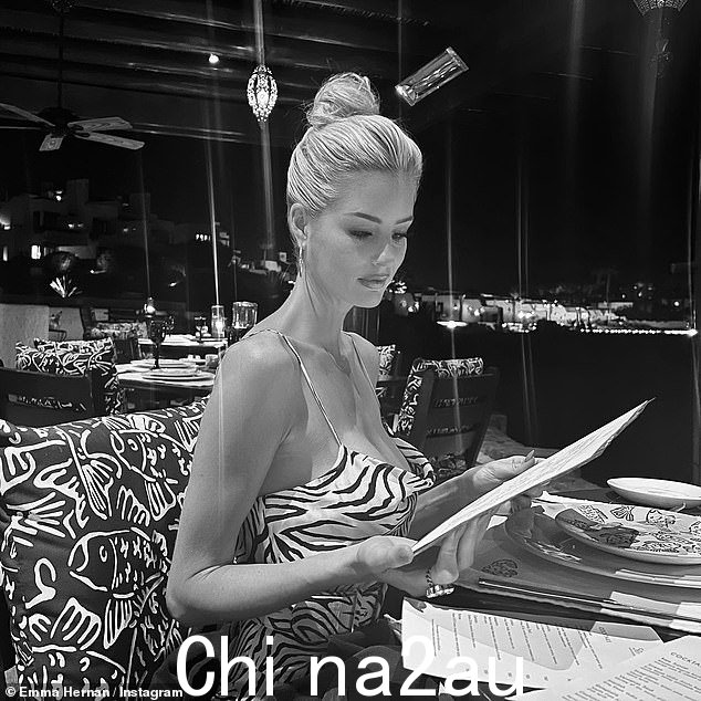 Artsy:还有一张她在餐厅查看晚餐菜单的艺术黑白照片