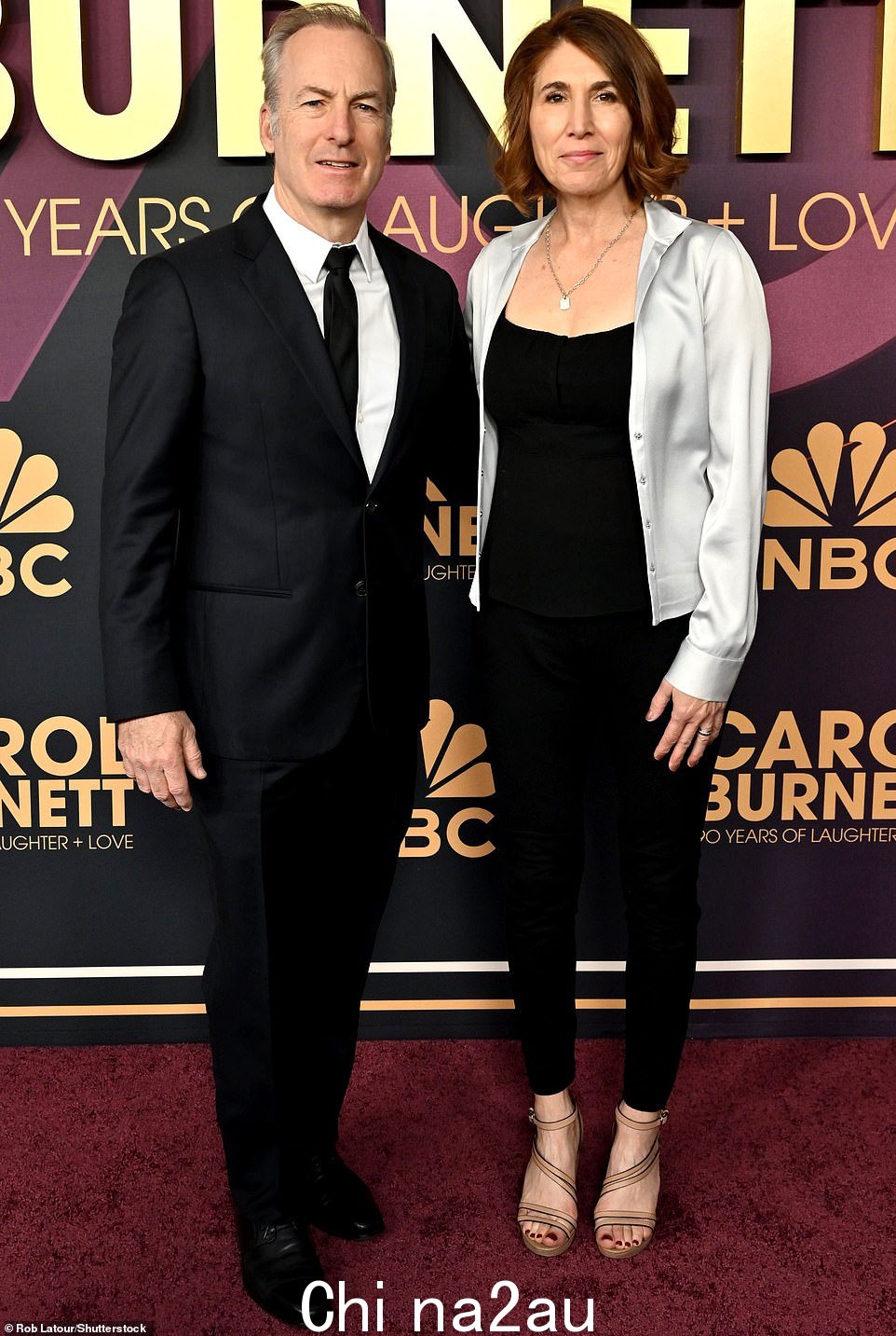 约会之夜:Breaking Bad 的配角和广受好评的衍生剧 Better Call Saul 的男主角 Bob Odenkirk 出席了他妻子 Naomi 手臂上的豆豆,他将她绑在与 1997 年结缘。 1997 年,他与妻子娜奥米 (Naomi) 结婚。</p> <img id=