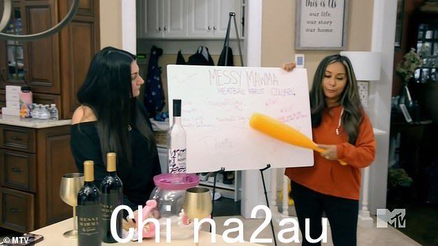 推销练习:Snooki 和 Deena 练习向 Jenni 推销他们的肉丸酒创意,为他们的加州之旅做准备