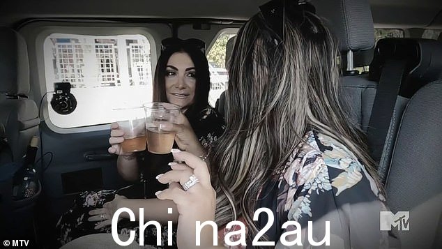 早起:Nicole 和 Deena 在前往加利福尼亚州比尔顿的 Summerland 酒庄的路上开始在车里喝酒