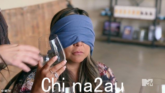 蒙眼测试:Deena 然后决定在 Snooki 的眼睛周围蒙上眼罩,看看她是否真的像她声称的那样了解她的葡萄酒