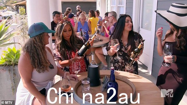 瓶装服务:Snooki 随后决定向外面的顾客提供瓶装服务和品酒服务