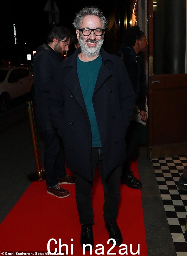 保暖:Elsewhere 喜剧演员 David Baddiel,58 岁,穿着蓝色圆领套头衫和牛仔裤在红地毯上亮相,他在演出前摆姿势