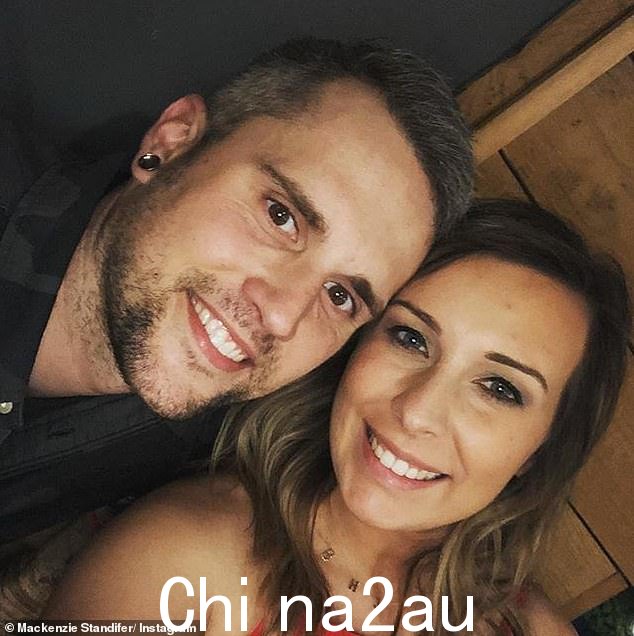 法律纠纷:最近一次逮捕发生在他的妻子 MacKenzie 向爱德华兹提出离婚、获得对他的限制令并获得这对夫妇的孩子的临时监护权几天后,贾格尔,五岁,斯特拉,两个,据 E 报道! News