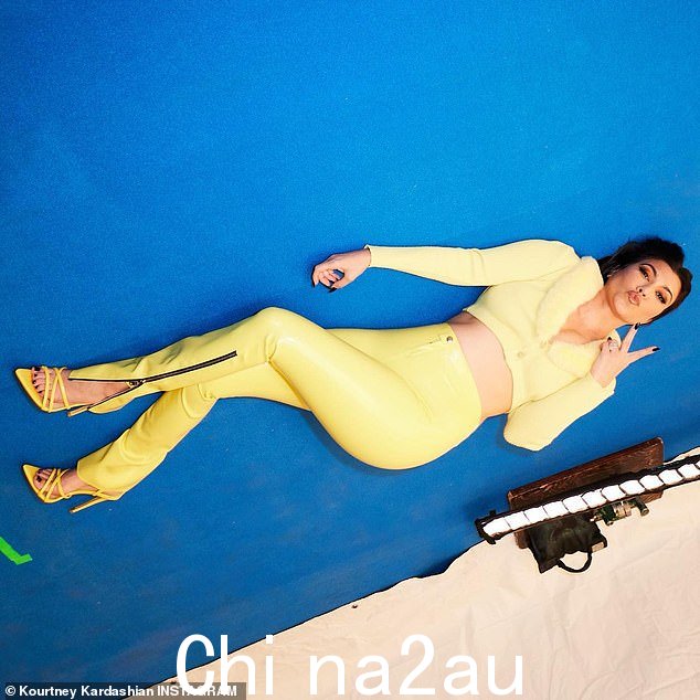 柔和的黄色! Kourtney Kardashian 分享了她 Lemme Purr 广告拍摄的幕后花絮