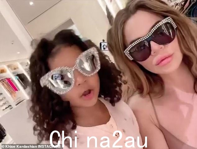 清晨的乐趣!这对幸福的情侣出现在 TikTok 和 Instagram 上分享的一个可爱的剪辑中,标题是“TikTok 上还有更多早上 6 点的精彩演讲”