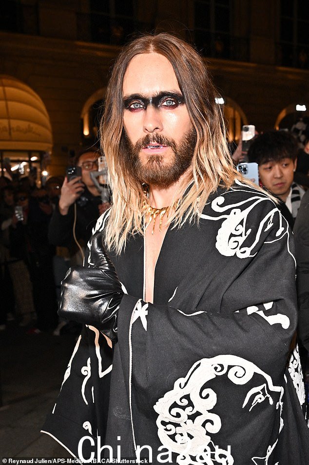 风格:周四,在巴黎时装周期间,杰瑞德·莱托 (Jared Leto) 在巴黎 Schiaparelli 时装秀上身穿大胆的单色图案外套,彰显时尚风范