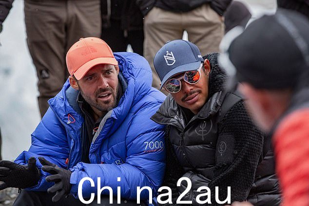 悲伤:寻找迈克尔的预告片开始时斯宾塞看着他哥哥的照片,说:'我讨厌这张照片。我只看到一个年轻人在失去生命的过程中'