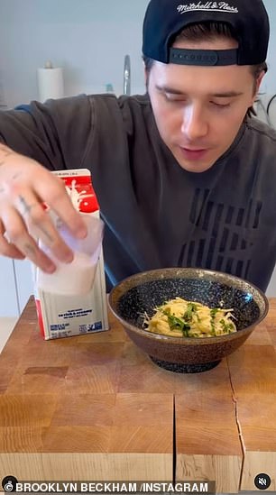 烹饪风暴:她做了酱汁,煮了意大利面,然后混合在一起,放在碗里