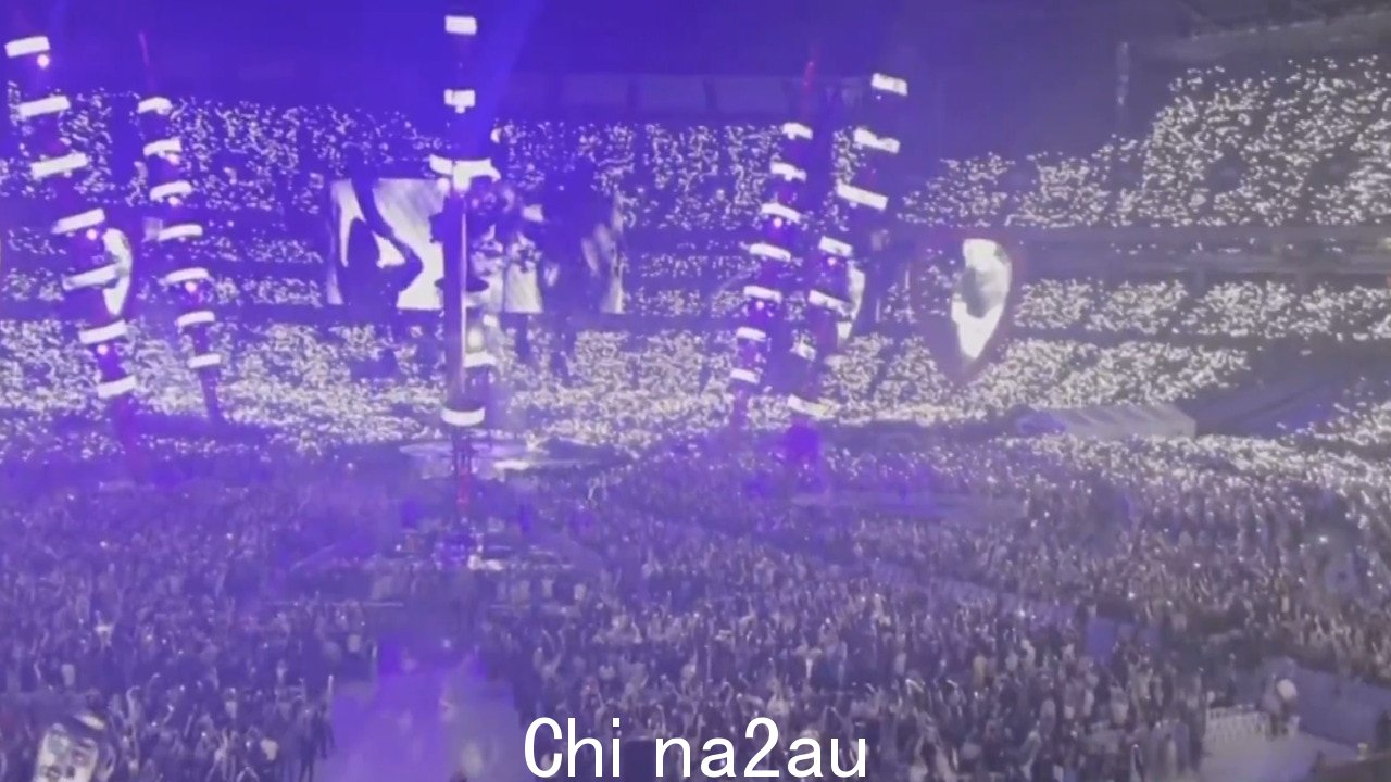 Ed Sheeran 致敬Shane Warne 在墨尔本创纪录的表演” /><p>Ed Sheeran 在 MCG 创纪录的 107,000 名粉丝面前向 Shane Warne 的三个孩子表达了他们可能永远不会忘记的时刻,因为他向三人组和他们的父亲致敬.</p><p>这位英国流行歌星目前正在澳大利亚参加他的数学巡回演出,周四晚上在墨尔本登台之前,他在后台会见了布鲁克、萨默和杰克逊·沃恩。</p><p>期间在破纪录的演出中,这位 32 岁的年轻人向已故的旋转之王和他的孩子们大声疾呼,将一首歌献给沃恩家族。</p><p>“我只想用这首歌说今晚在 MCG,没有我的朋友 Shane Warne 在这里看这个,”Sheeran 在开始演绎他的红极一时的 The A Team 之前说道。</p><img class=