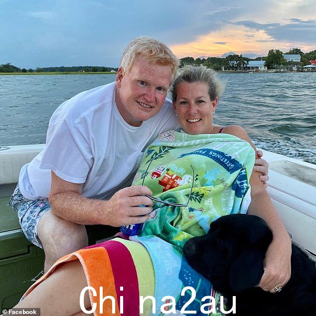 Alex Murdaugh(左)于 2021 年在家族土地上射杀了他 52 岁的妻子 Maggie(右)和他们 22 岁的儿子 Paul