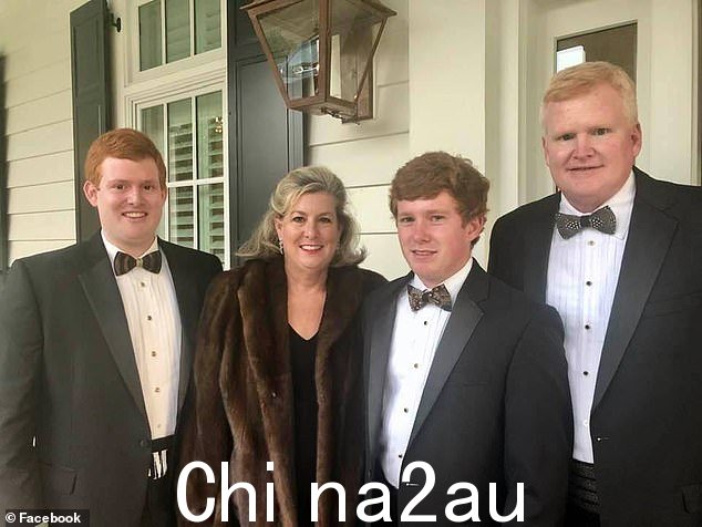 Alex Murdaugh 与妻子 Maggie 和他们的儿子 Buster (左)和 Paul(右)