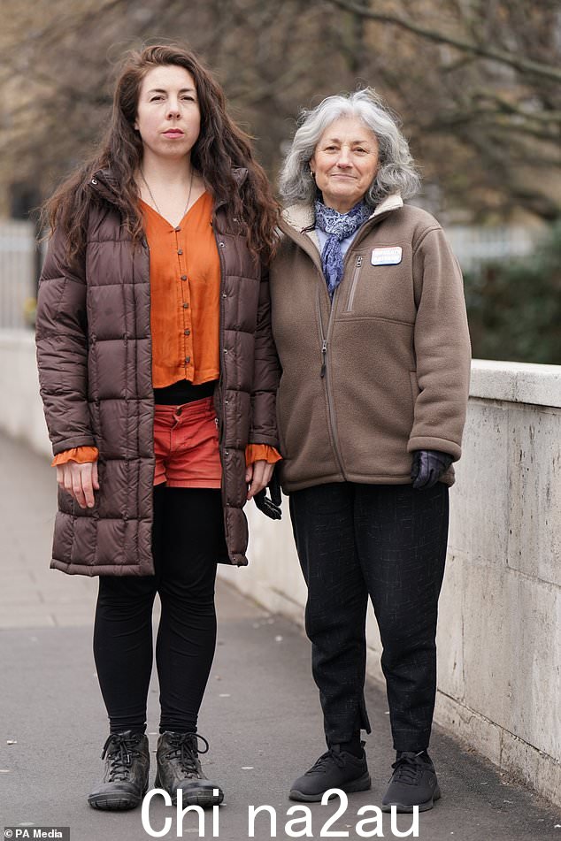 隔离英国活动家 Amy Pritchard,37 岁和 Giovanna Lewis,65 岁,今天在内伦敦皇家法院外