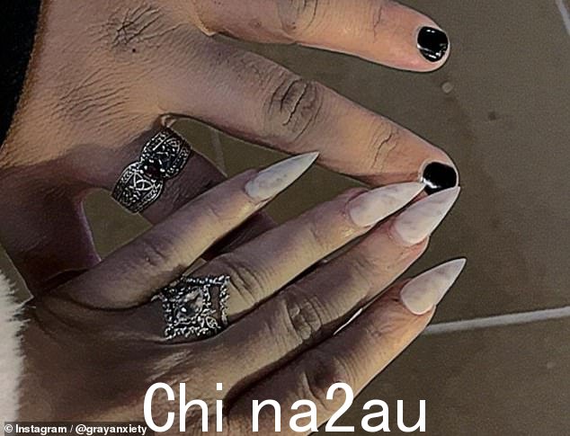 一些观众主动提出购买已婚夫妇的结婚礼物,以弥补他们没有收到的礼物