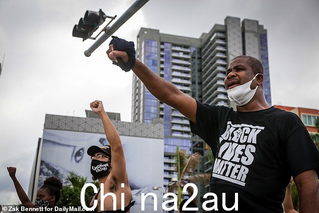 德桑蒂斯严厉反对在佛罗里达州发起“黑人的命也是命”抗议活动,一有麻烦就让防暴警察涌上街头” class=