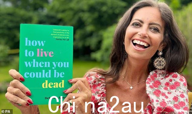 The Dame 还撰写并出版了她的第二本书 How to Live When You Should Dead,同时患有癌症,详细说明了培养积极的心态是如何使她能够应对诊断的关键