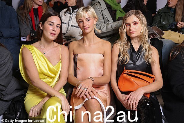 Gals:Gala Gonzalez、Mia 和 Xenia Adonts 参加 Loewe 2023-2024 秋冬女装秀