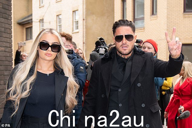 Stephen Bear 抵达切姆斯福德治安法庭参加量刑听证会,并向摄影师做出“和平手势”。他与未婚夫 Jessica Smith 的合照