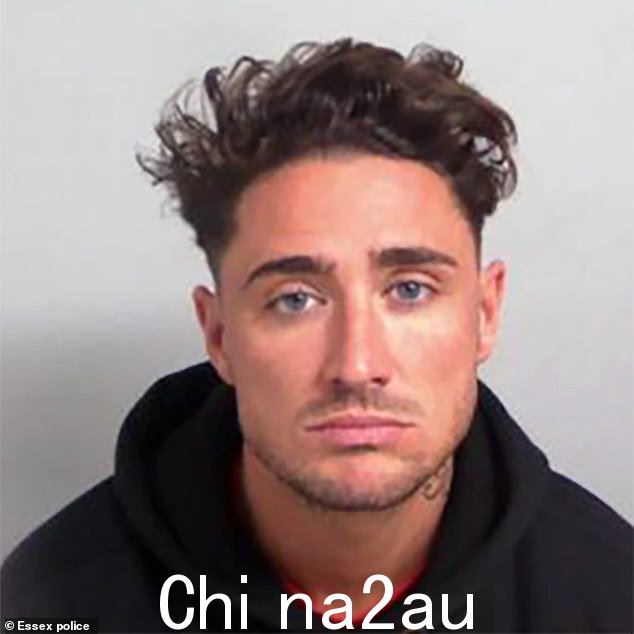 Bear 在 2021 年 1 月 31 岁生日那天被捕。Bear 否认与他的兄弟一起旅行,但在g 在警察局搜查时,警察在他的运动裤中发现了 SIM 卡钥匙