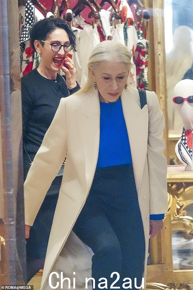 别致!周五,海伦·米伦夫人在罗马的杜嘉班纳 (Dolce And Gabbana) 购买性感设计师服装时,继续炫耀她新的金色长发