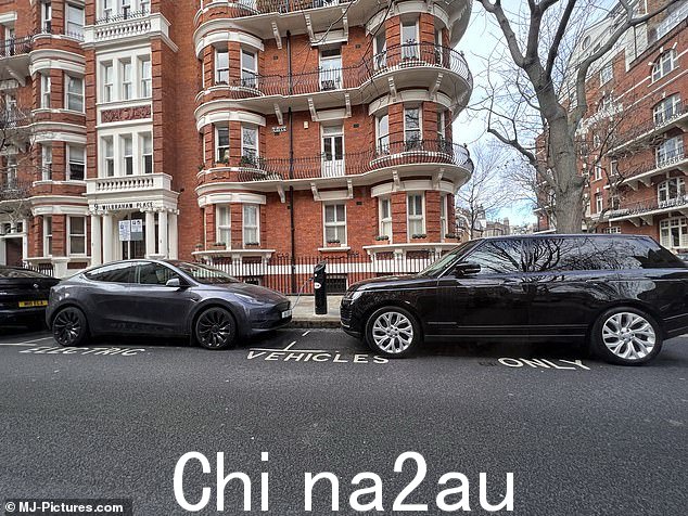 Oh no: 这对夫妇在周五的低调郊游中把车停在了路上的错误位置