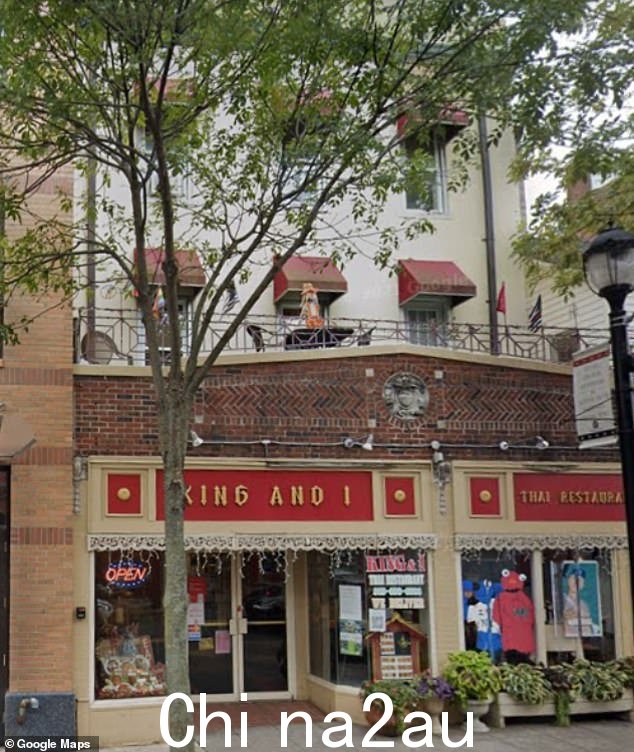 这位演员被发现坐在他位于纽约 Nyack 的公寓的椅子上(外观如图),该公寓距离他和海登长大的 Palisades 镇仅一箭之遥