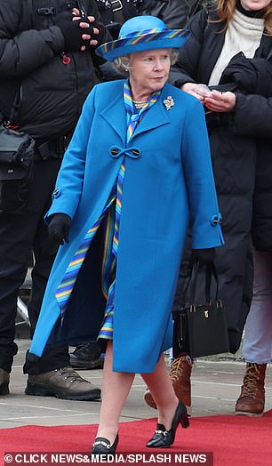 The Crown 的 Imelda Staunton(如图)在 Netflix 热门剧集的第六季也是最后一季的片场被拍成打扮成英国女王伊丽莎白二世的样子